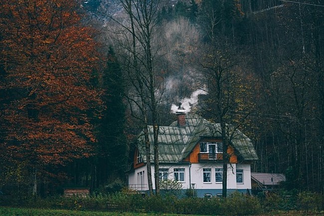 Ein Haus mit Schornstein, aus dem Rauch steigt.