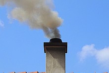 Rauchender Schornstein auf Hausdach