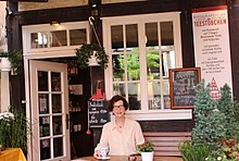Jutta Gaeth vor ihrem Restaurant &amp; Café &quot;Teestübchen&quot;
