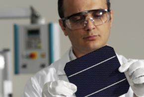 Wissenschaftler mit Solarzelle