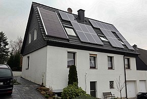 Haus mit Solarthermie und Photovoltaik auf dem Dach