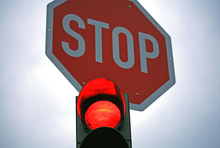 Stopschild und rote Ampel