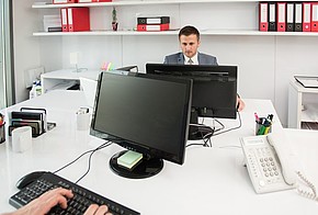 Zwei Büro Arbeitsplätze