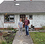 Praxistester Katrin Ramundt und Dr. Heiko Stemmann vor ihrem Haus.