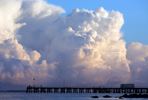 Große Wolken am Pier