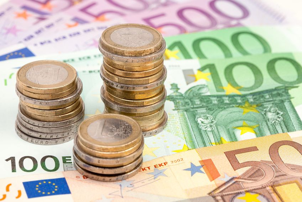 Münzen und Scheine in Euro