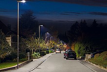LED-Straßenbeleuchtung in einer Siedlung in der Nacht.