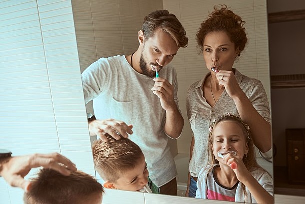 Familie im Bad beim Zähneputzen.