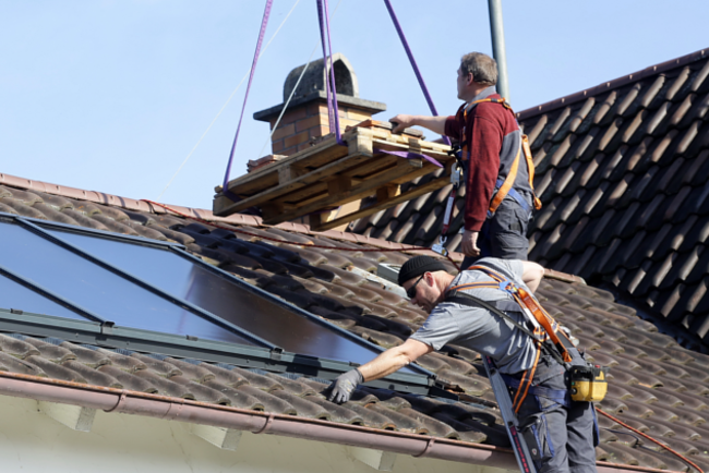 Praxistest Solarthermie: Indach-Montage von Kollektoren Schritt 9 – Dachziegel auflegen.