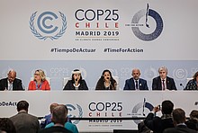 COP25-Podium mit sechs Männern und Frauen, unter anderem Ministerin Schulze