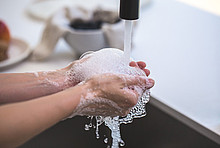 Auf dem Bild ist zu sehen, wie sich eine Person die Hände wäscht.