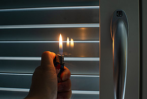 Feuerzeugtest für Fenster: Spiegelt sich die Flamme mehrfach im Glas, handelt es sich um mehrfach verglaste Fenster. Hat eine der Spiegelungen eine andere Farbe, deutet das darauf hin, dass das Glas metallbedampft ist, also eine Wärmeschutzscheibe enthält.