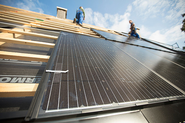 Das Bild zeigt Solarmodule auf Dachlatten