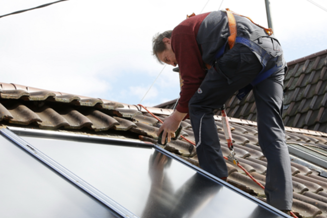 Praxistest Solarthermie: Indach-Montage von Kollektoren Schritt 6 – Kollektoren verschrauben.