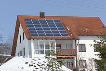 Wer eine Photovoltaikanlage installiert, sollte steuerliche Rahmenbedingungen beachten.