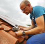 Mann auf Dach schließt Solarkollektor an