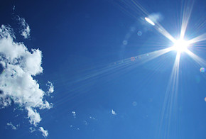 Strahlende Sonne am blauen Himmel - was tun an heißen Tagen?