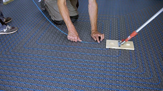 Verlegen einer elektrischen Fußbodenheizung
