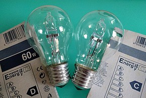 zwei Halogenlampen E27 mit Energieeffizienzlabel nebeneinander, link Klasse D, rechts Klasse C