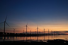 Windkrafträder bei Sonnenuntergang