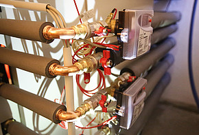 Installierte Wärmemengenzähler messen den Verbrauch von Warmwasser und die Produktion von Warmwasser.