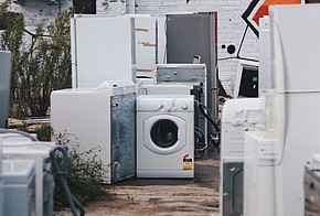 Alte Waschmaschinen und Trockner gehören zu Elektroschrott