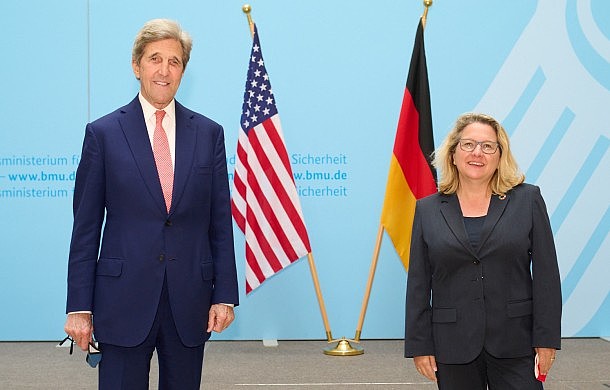 John F. Kerry, US-Sonderbeauftragter für Klima, mit Bundesumweltministerin Svenja Schulze vor den Fahnen der USA und Deutschlands in Berlin (Mai 2021)
