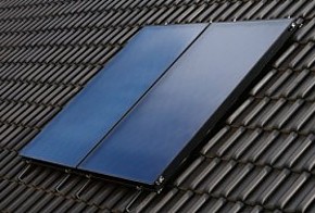 Flachkollektor für Solarthermie auf einem Dach mit dunklen Ziegeln