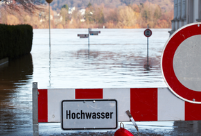 Warnungsschilder bei Hochwasser