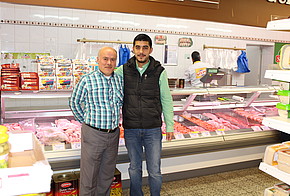 Ali Dogan und sein Vater in ihrem türkischen Supermarkt in Bremen