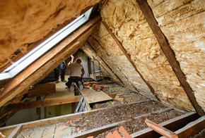 Handwerker bringen eine Dachdämmung an