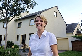 Birgit Lennarz vor ihrem Haus