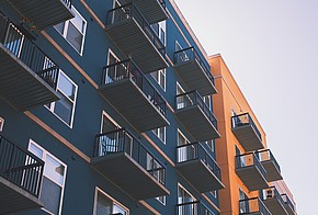 Moderne Mehrfamilienhäuser mit Balkonen