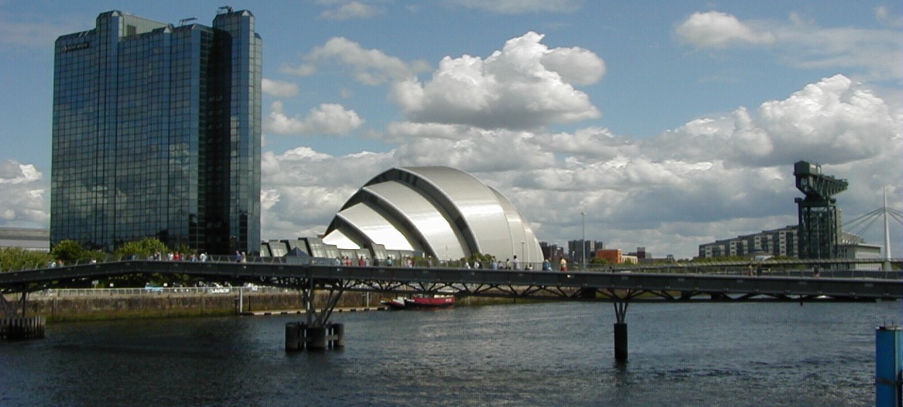 SEC Armadillo in Glasgow, davor Fluss und Brücke